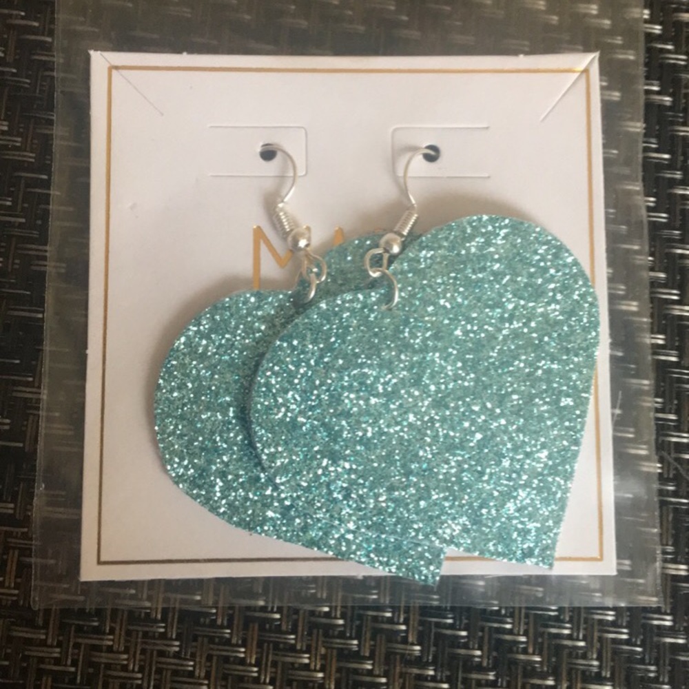 Hearth shapes faux leather earrings